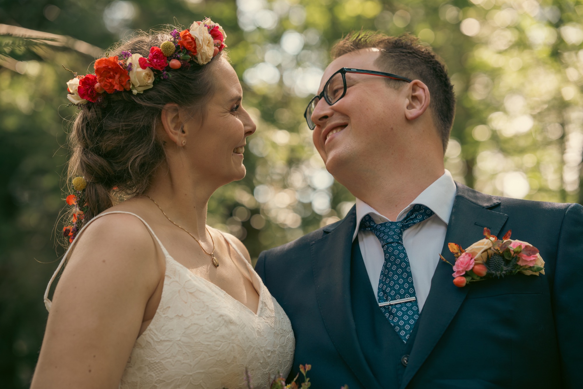 Brudebukett og hender fotografert tett på