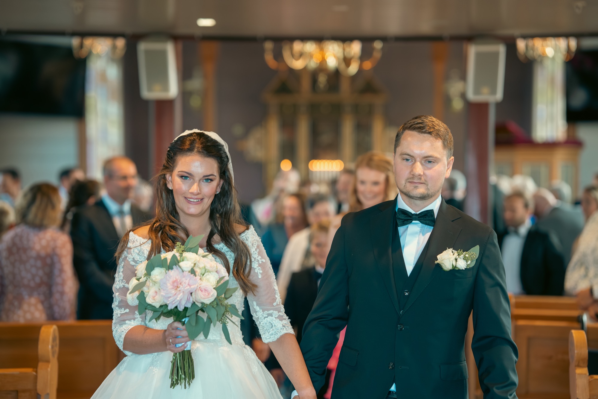 Bryllupsselskap med gjester rundt bord