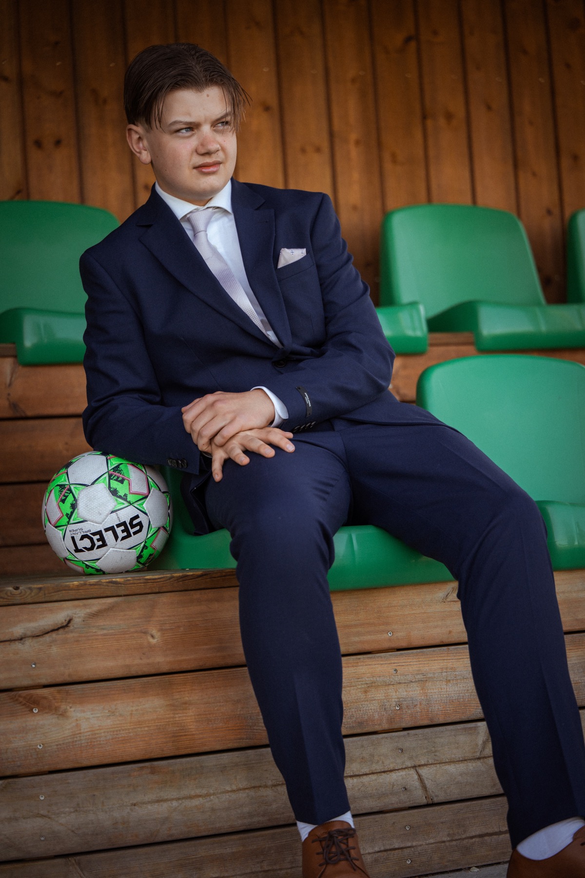 Konfirmant i dress med fotball