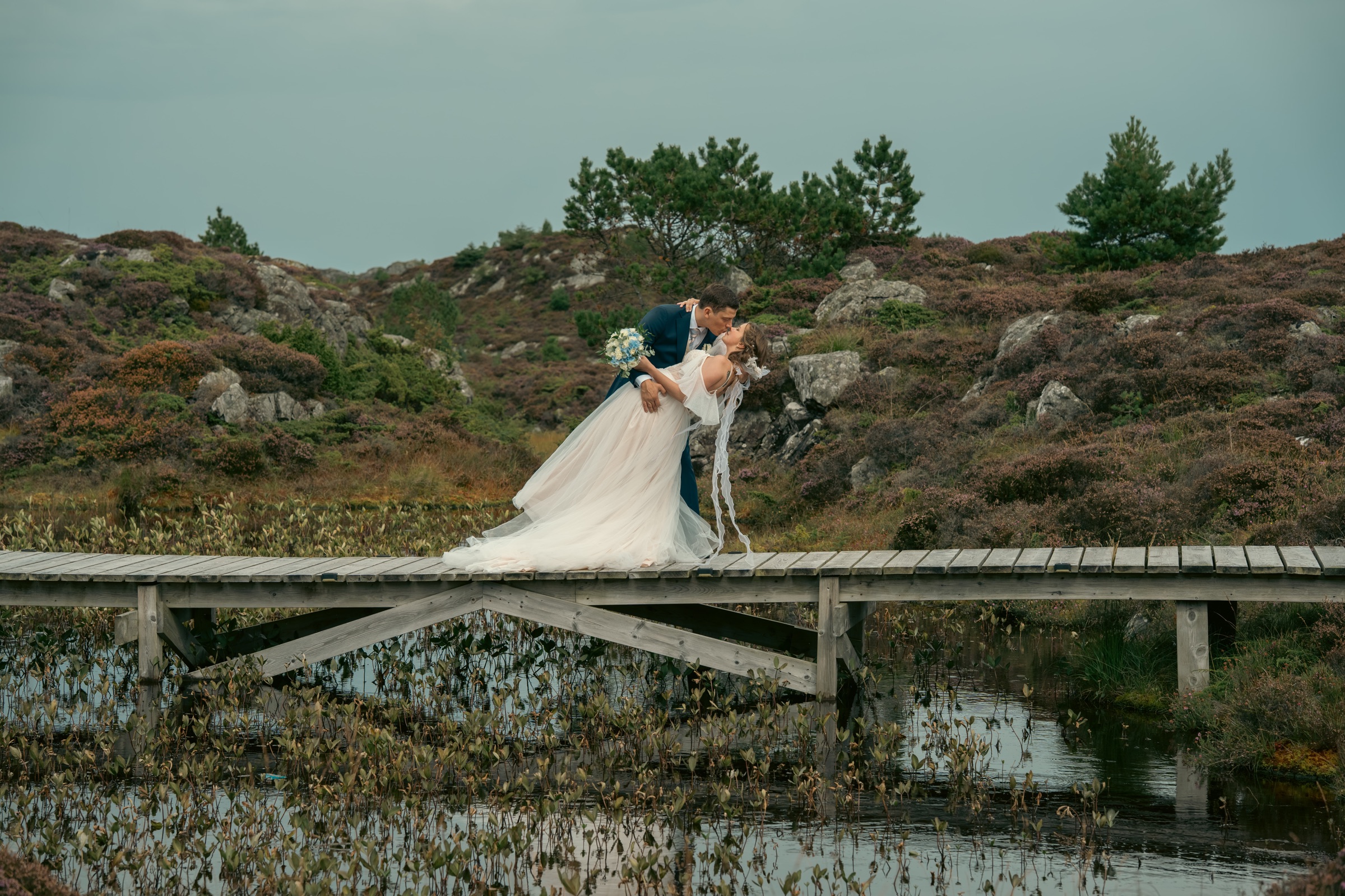 Brudepar fotografert i norsk landskap